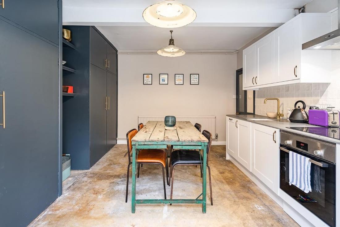 Apartment Stunning Basement Flat In Central Location *