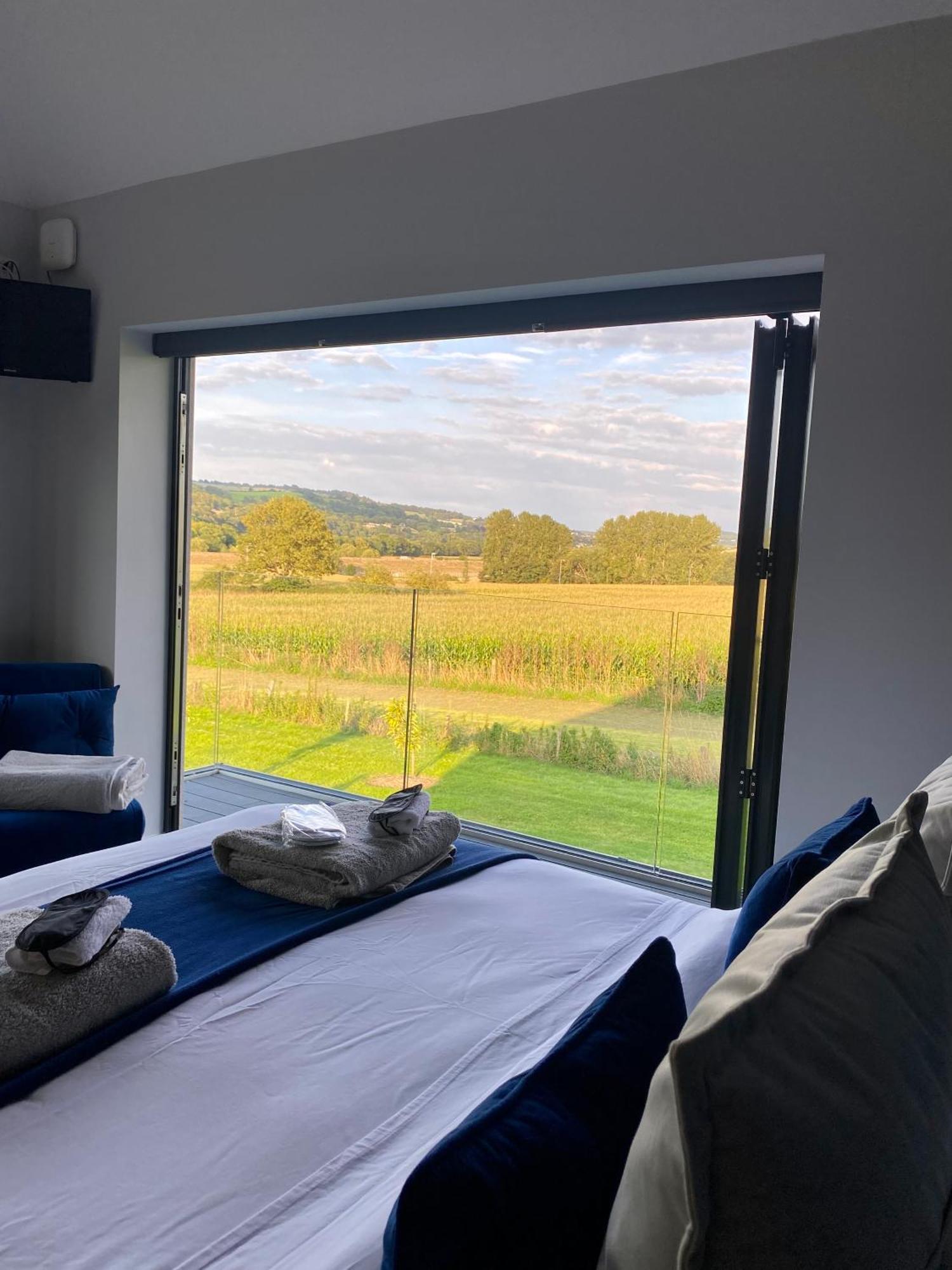 Stunning Modern Set In Beautiful Grounds. Holiday home