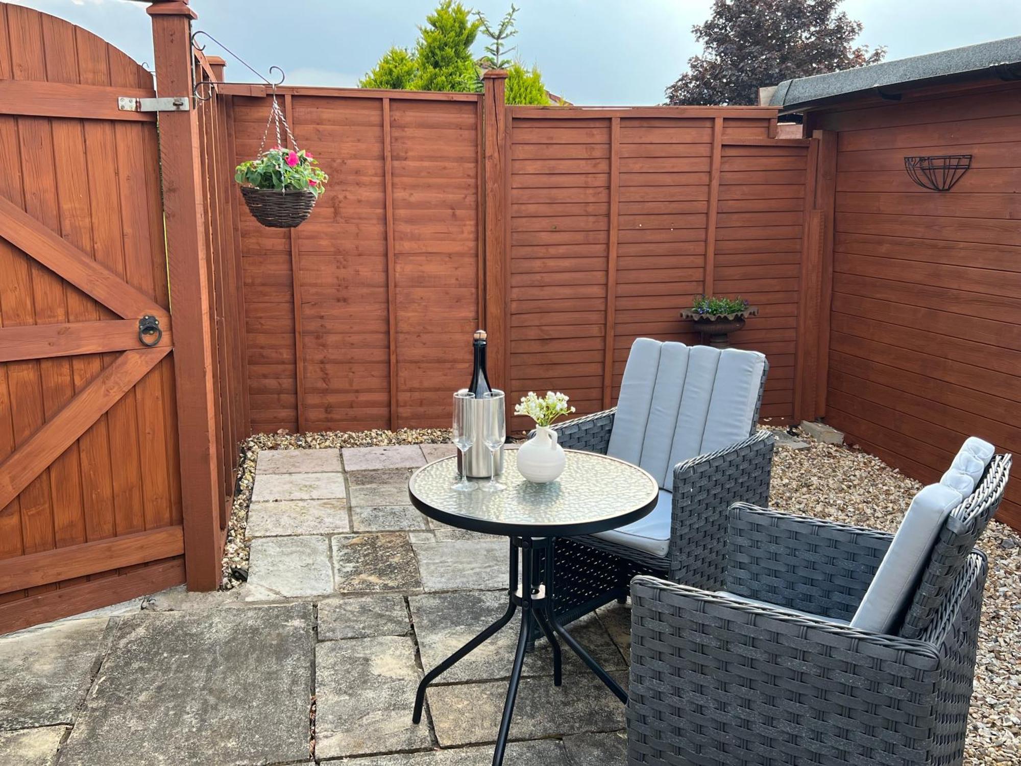 Cosy Countryside Near With Free Parking Apartment