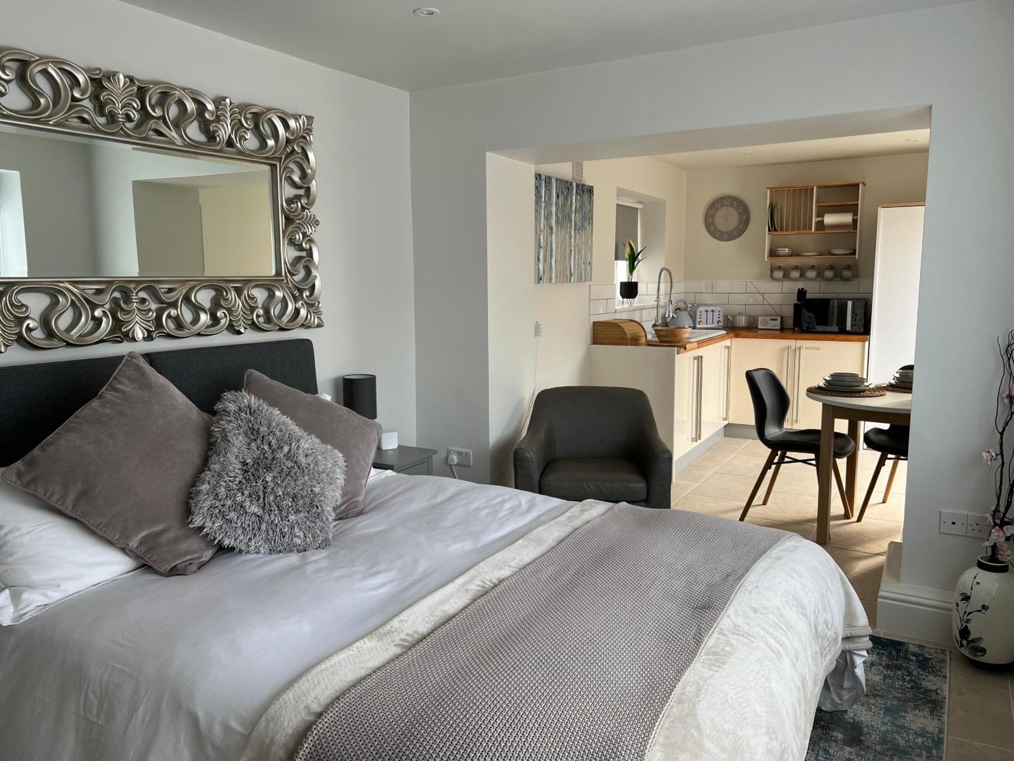 Cosy Countryside Near With Free Parking Apartment *