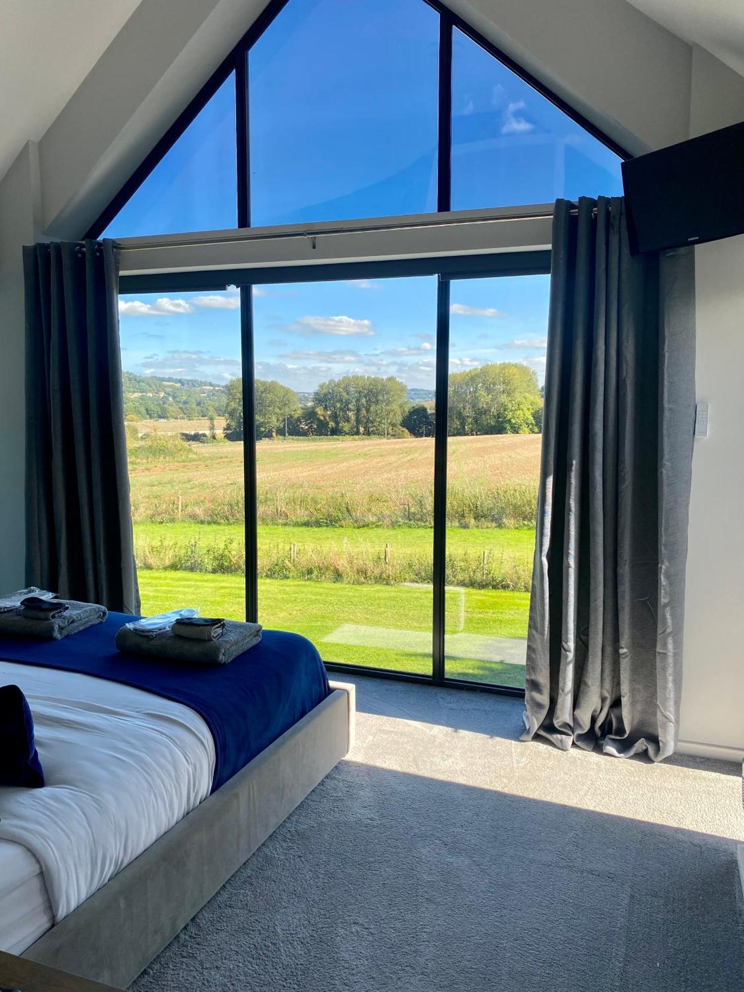 Stunning Modern Set In Beautiful Grounds. Holiday home