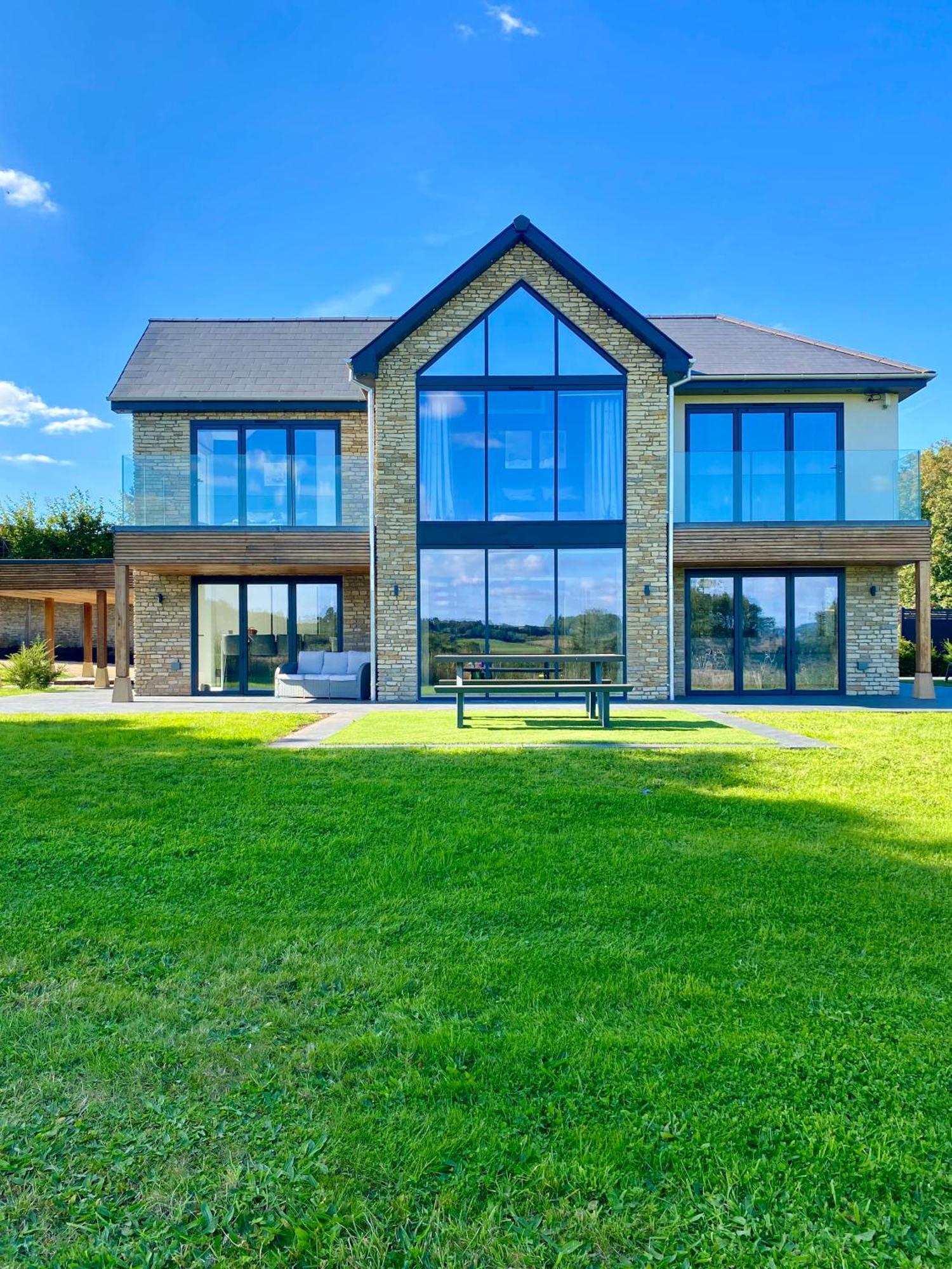 Holiday home Stunning Modern Set In Beautiful Grounds. *