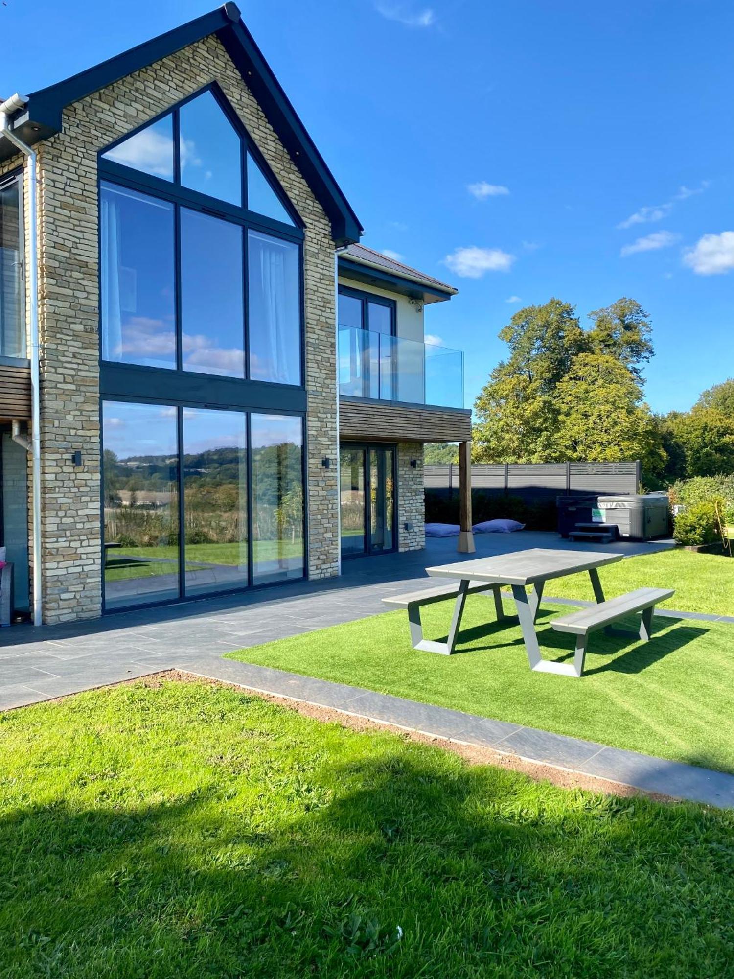 Stunning Modern Set In Beautiful Grounds. *