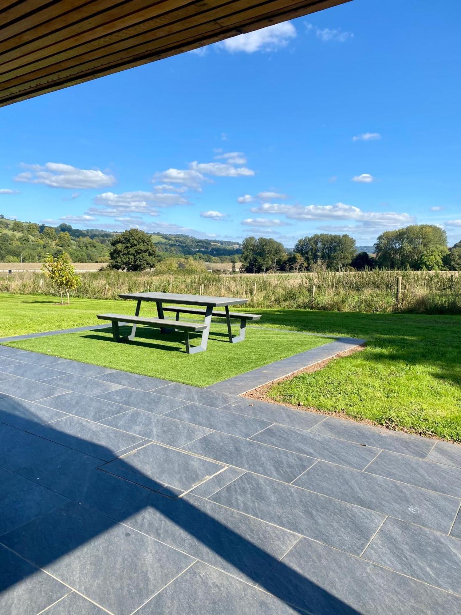 Stunning Modern Set In Beautiful Grounds. * Bath
