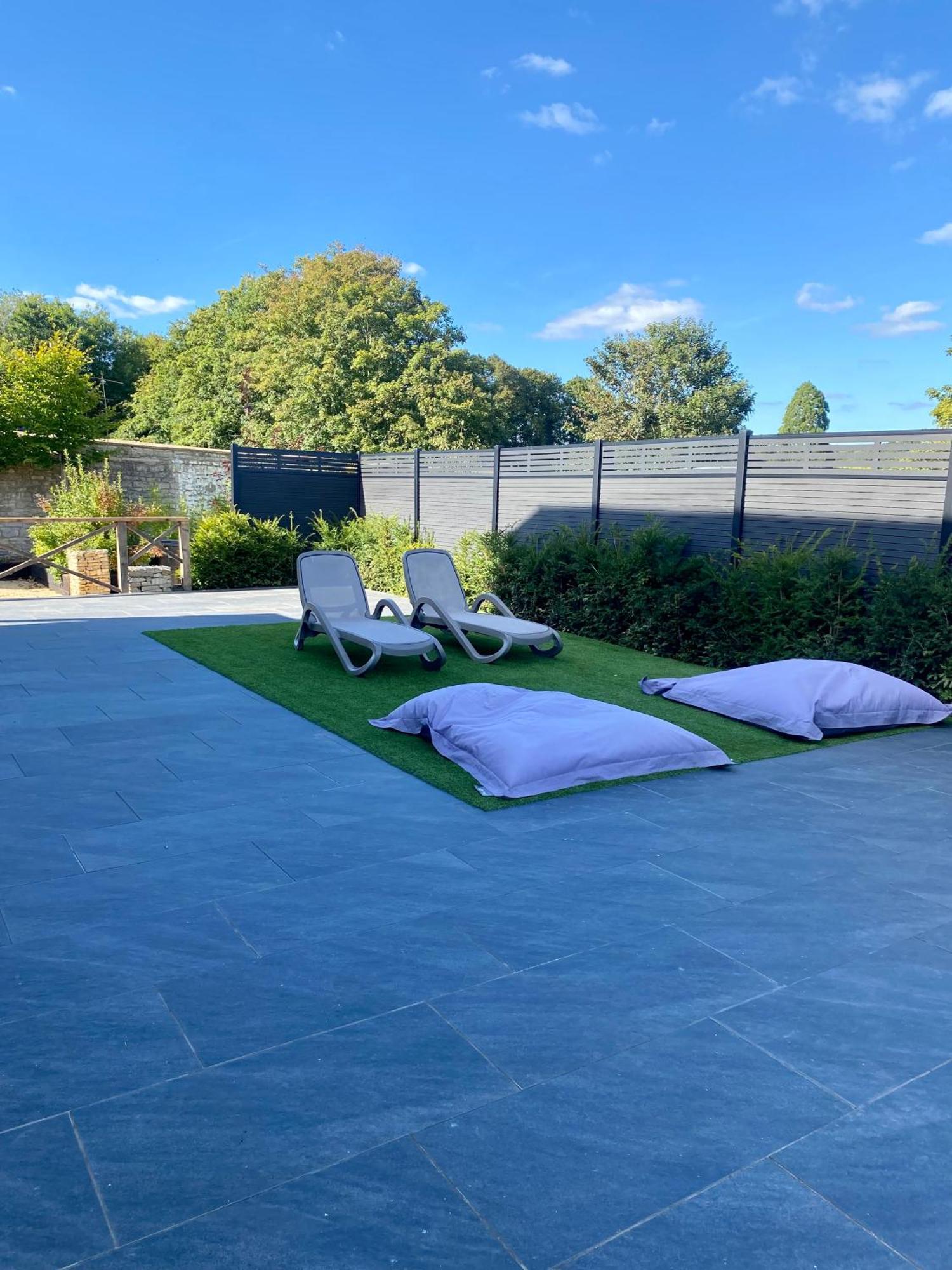 Stunning Modern Set In Beautiful Grounds.