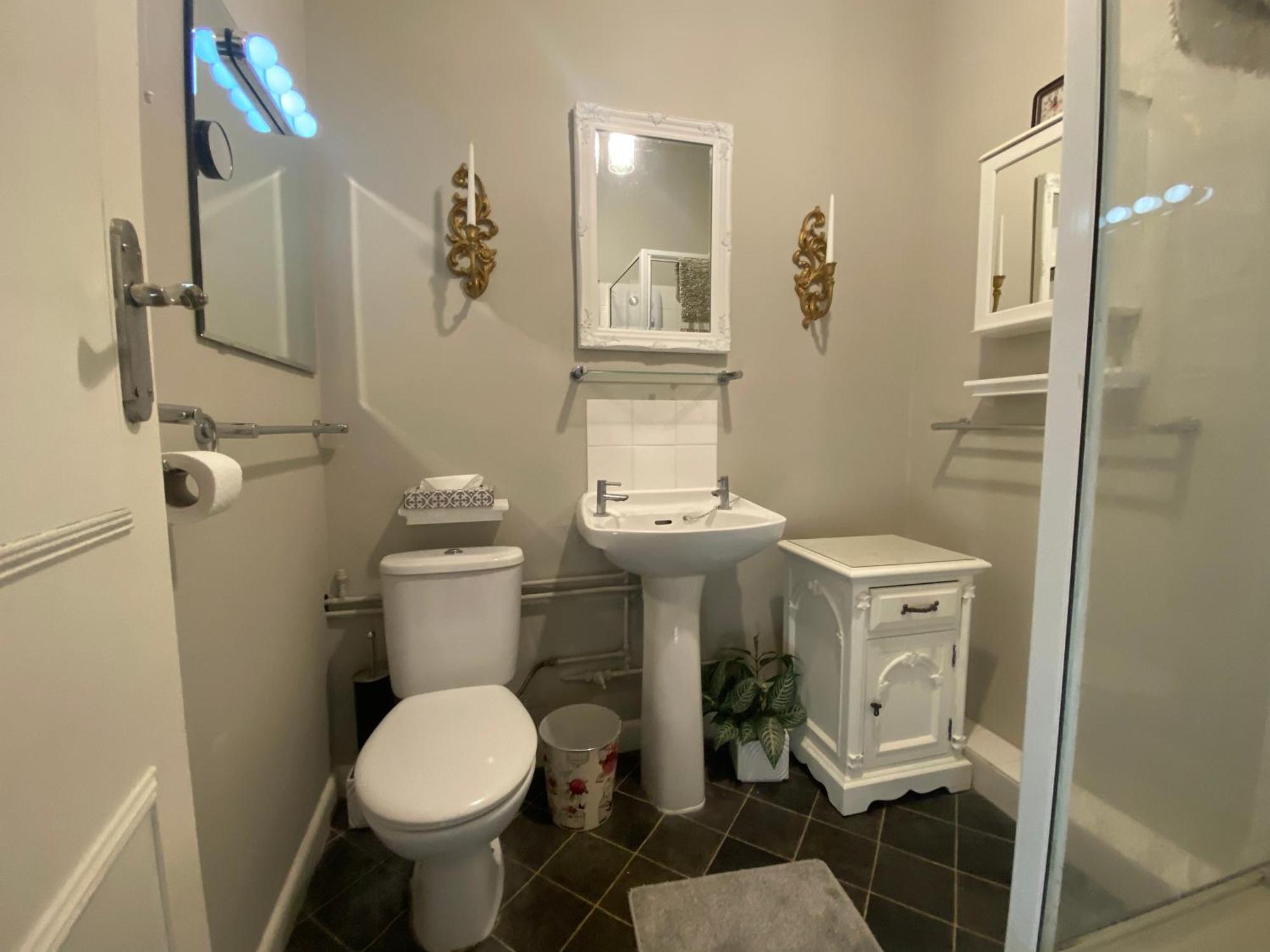 Elegant & Romantic - Entire Flat With 2 Magnificent Views Bed & Breakfast