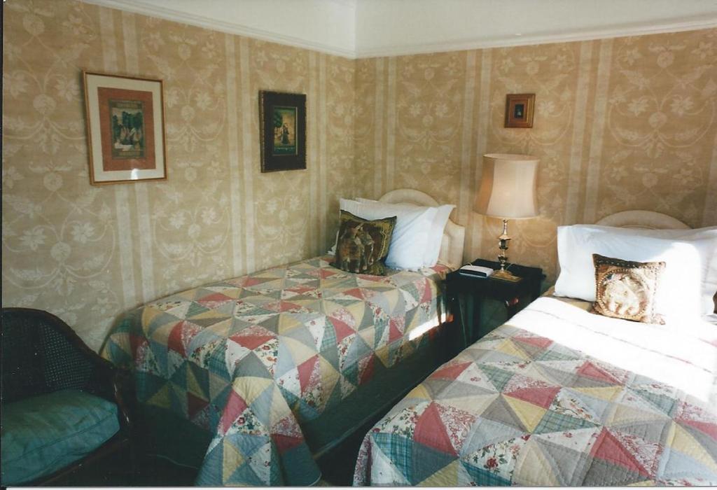The Hollies 4* Bath