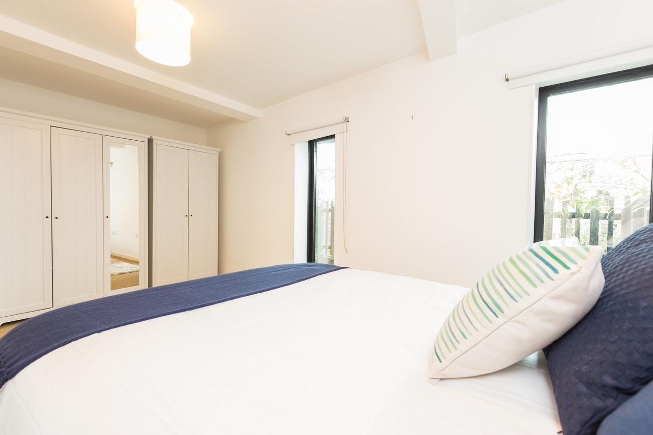 The Cliffside Chalet - Modern 3bdr Riverside Apartment Bath