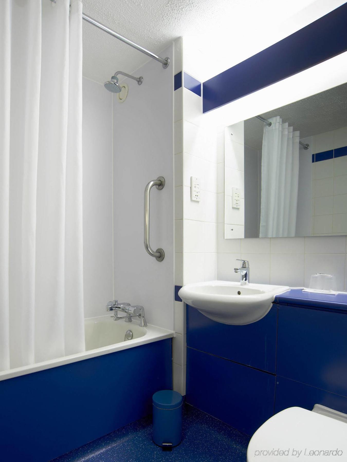 Travelodge Waterside 2* Bath