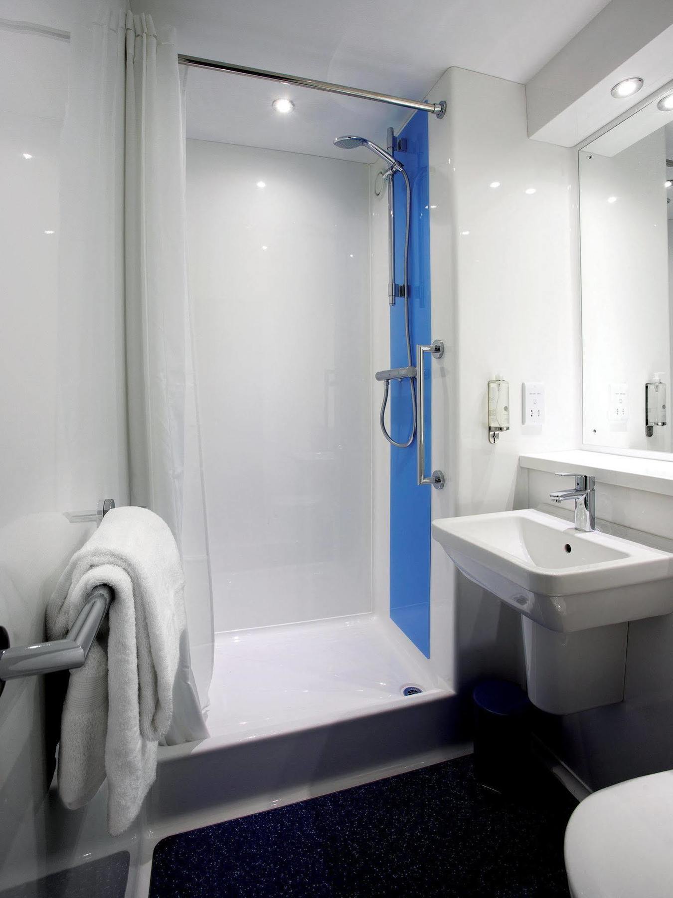 Travelodge Waterside 2*