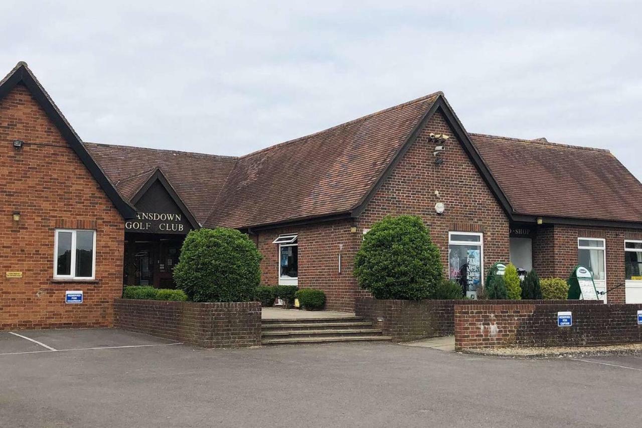 Golf Club House Free Multi Space Parking Apartment