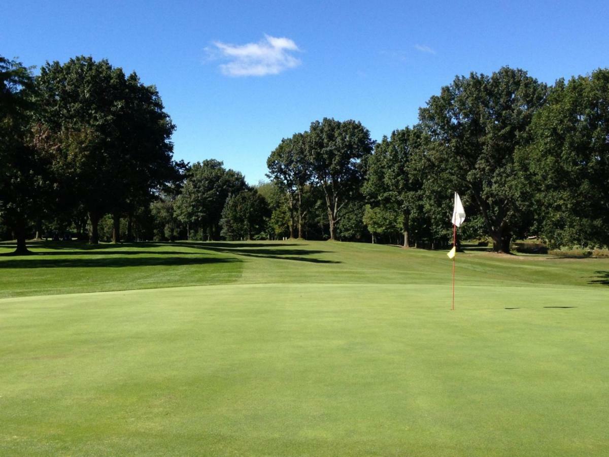 Golf Club House Free Multi Space Parking Bath